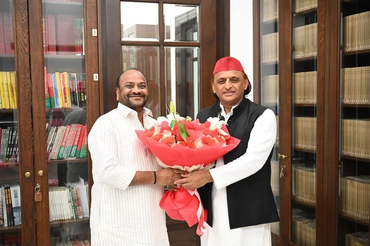 शोहरतगढ़ विधानसभा से पूर्व विधायक अमर सिंह चौधरी ने पांचवीं बार बदला पाला, लखनऊ में अखिलेश यादव की मौजूदगी में ग्रहण की सपा की सदस्यता