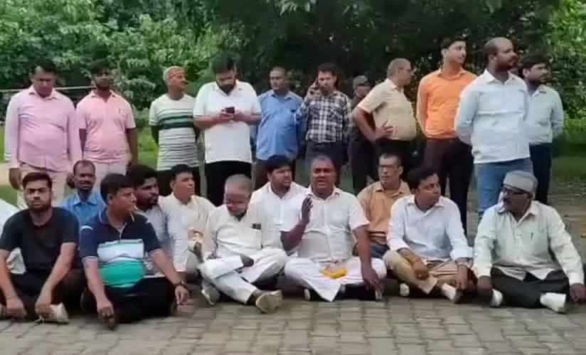 व्यापारियों ने भूमाफिया व पुलिस पर मिलीभगत का लगाया आरोप, क्षतिपूर्ति और दोषियों की गिरफ्तारी की मांग