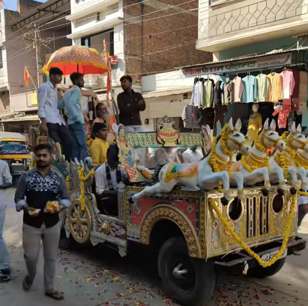 शोभायात्रा में उमड़ा श्रद्धालुओं का सैलाब