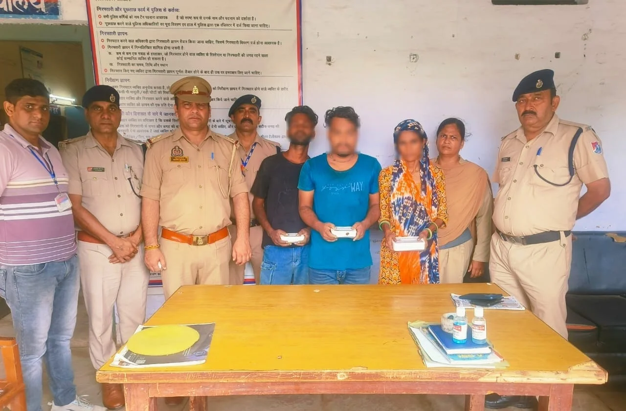 भीड़भाड़ में यात्रियों का सामान चुराते थे, जीआरपी ने पकड़ा