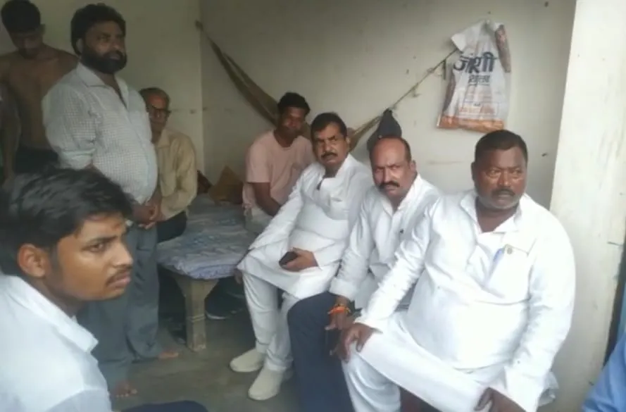 पूर्व मंत्री पप्पू भैया ने पीड़ित परिवार से मिलकर बंधाया ढांढस