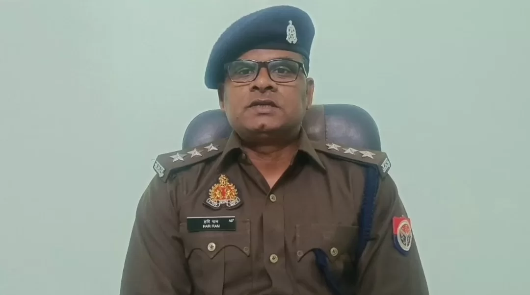बाइक सवार  पेट्रोल डलवा रहा था