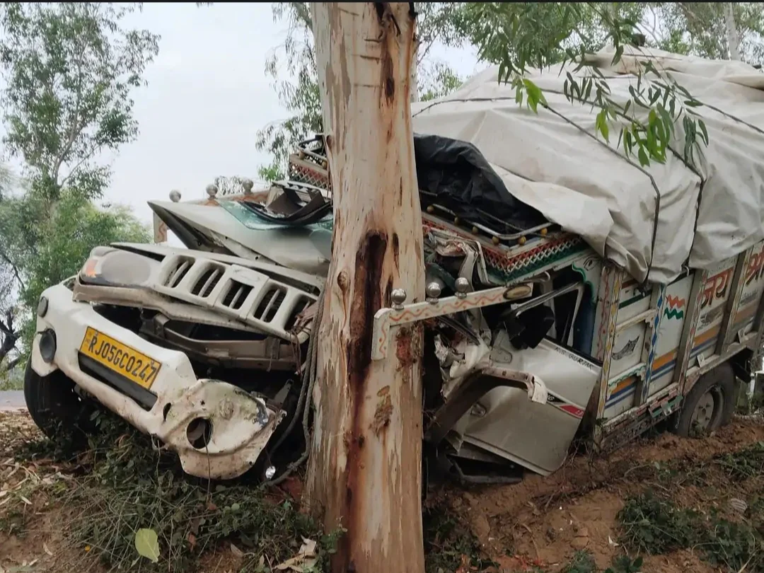 बाइक को बचाने में पिकअप पेड़ से टकराई, तीन गंभीर घायल