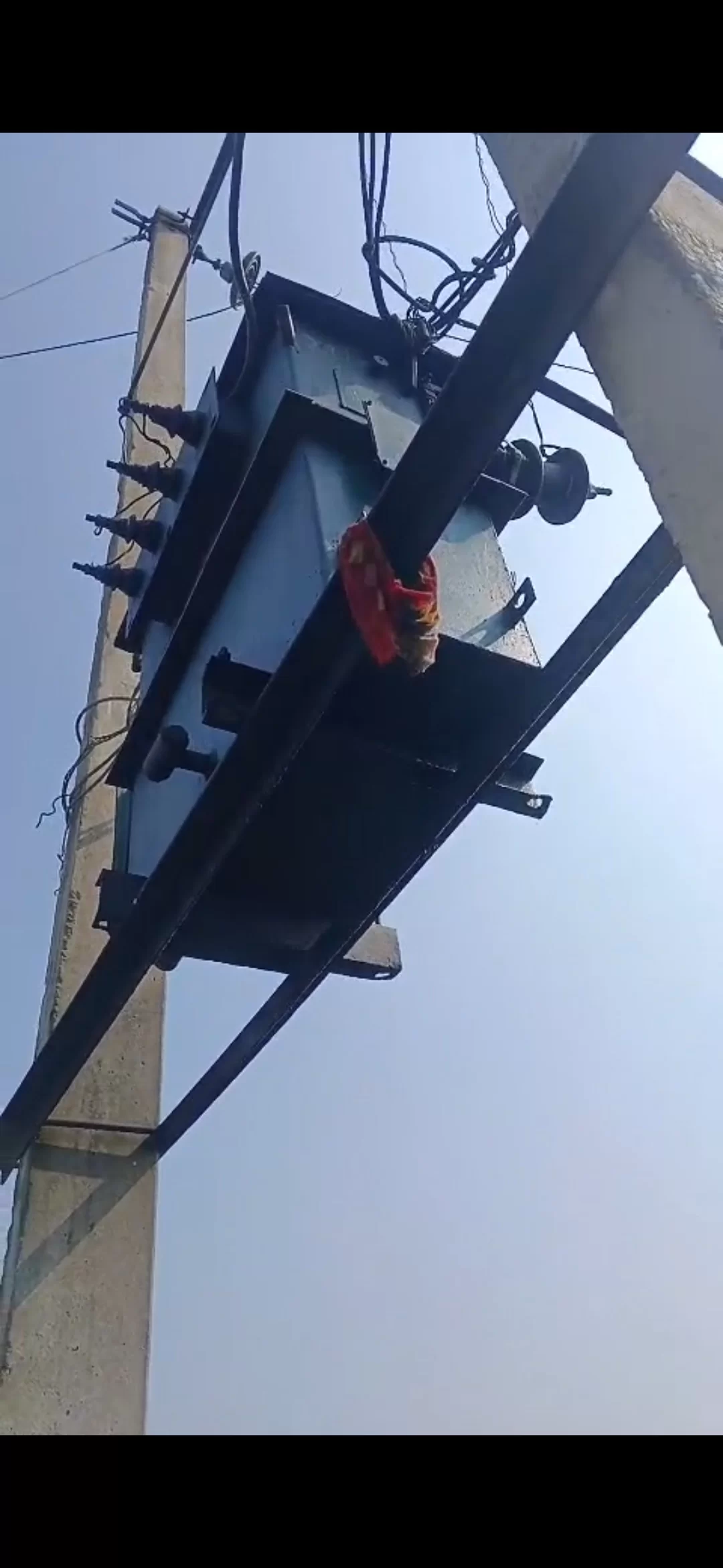 पूरे इलाके की बिजली आपूर्ति ठप