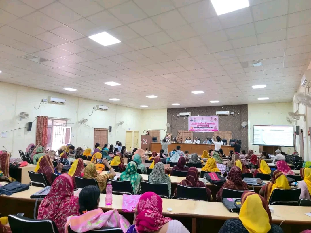 अधिकारियों ने महिलाओं को स्वरोजगार और सरकारी योजनाओं से जुड़ने के लिए किया प्रेरित