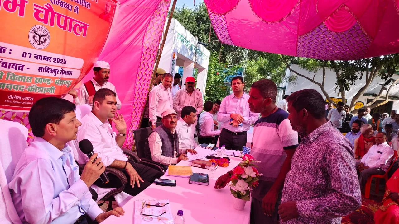 कौशांबी: सादिकपुर सेमराहा में शिक्षकों ने दी ग्राम चौपाल में सानिध्य, अधिकारियों को दिए निस्तारण के निर्देश