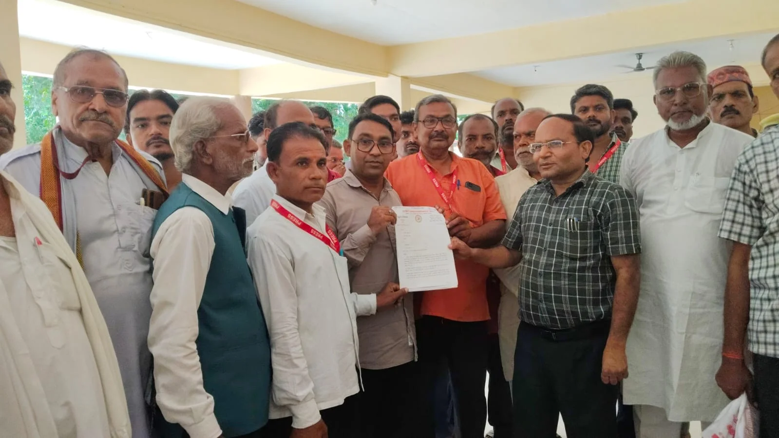 उप जिलाधिकारी इरफान उल्ला खान को सौंपा गया पत्र