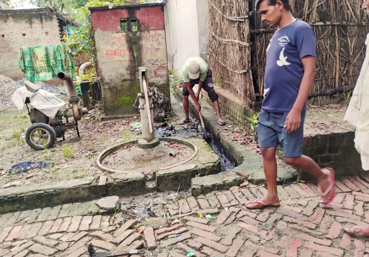 लगातार बारिश से जाम नालियों को समय रहते खोलकर सफाई कर्मचारियों ने दिखाई तत्परता, ग्रामीणों ने की सराहना