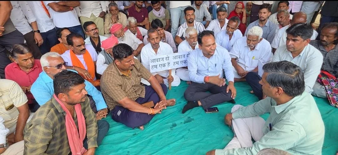 भारजा के बाद अब रोहिड़ा गांव में आयोजित ग्रामीण सेवा शिविर का भी ग्रामीणों ने बहिष्कार कर दिया।