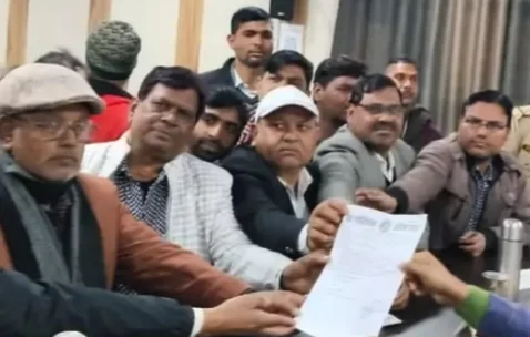 बार एसोसिएशन ने डीएम को सौंपा ज्ञापन