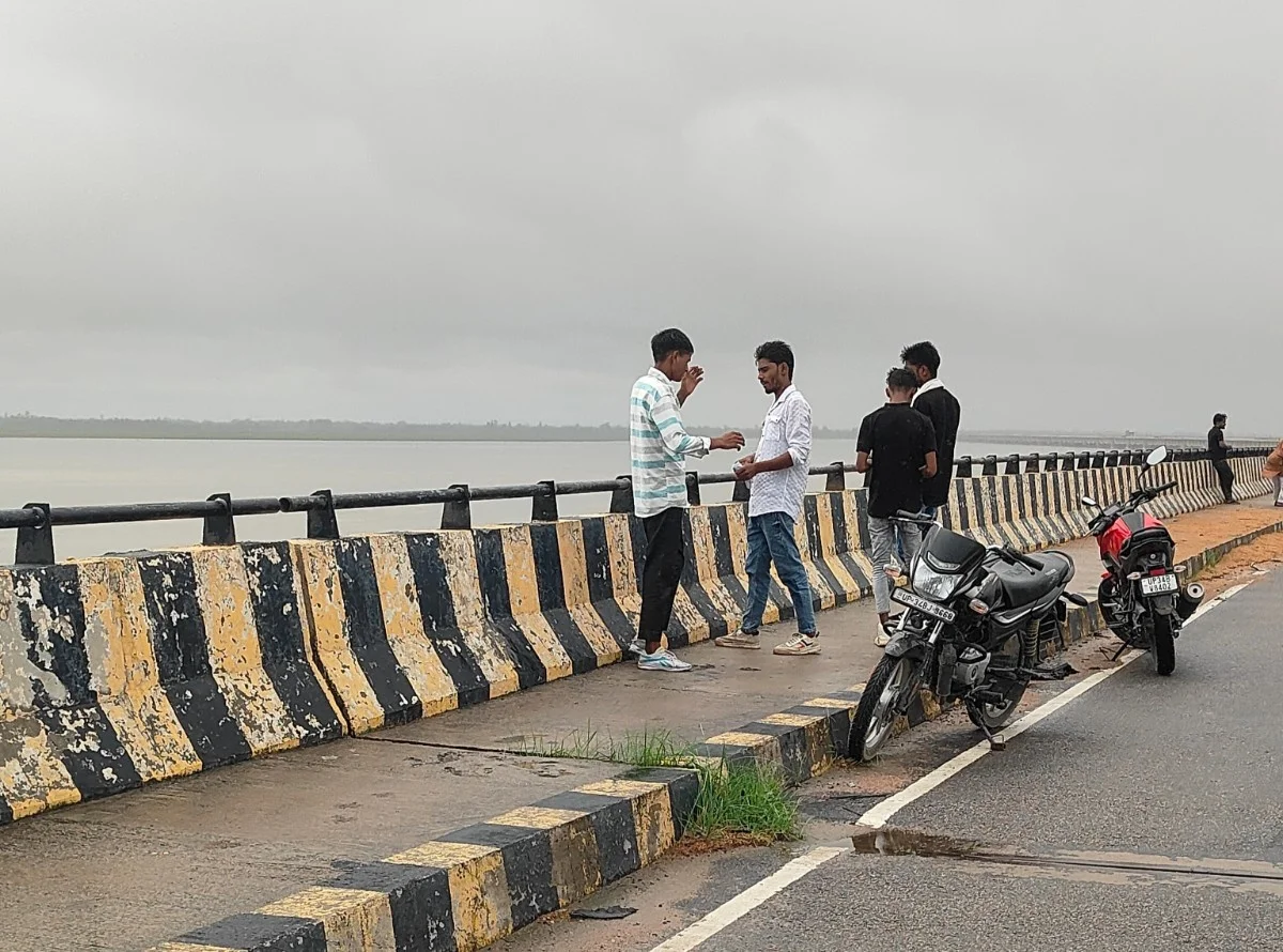 बारिश में प्राकृतिक सौंदर्य, सेल्फी और चोखा बाटी ने बढ़ाया आकर्षण