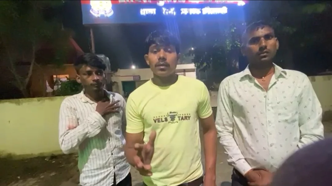 कौशांबी: दशहरा मेले में दहशत, तीन युवकों को बेरहमी से पीटा, मोबाइल छीना, जान से मारने की कोशिश