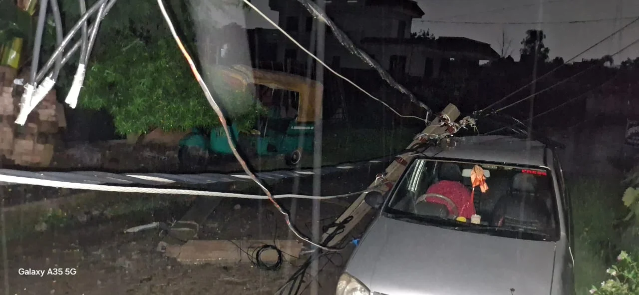 गोरखपुर में टूटा बिजली का पोल, चारपहिया वाहन क्षतिग्रस्त, 400 घरों की बिजली गुल