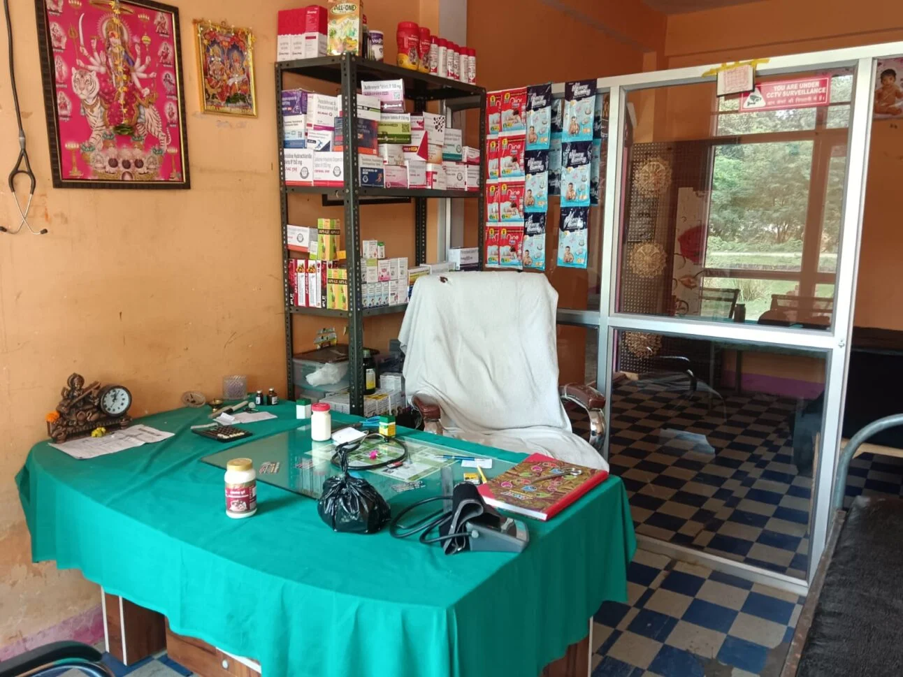 स्वास्थ्य विभाग की मिलीभगत से हरा पर्दा डालकर अस्पताल चला रहा झोलाछाप, मीडिया के पहुंचते ही फरार