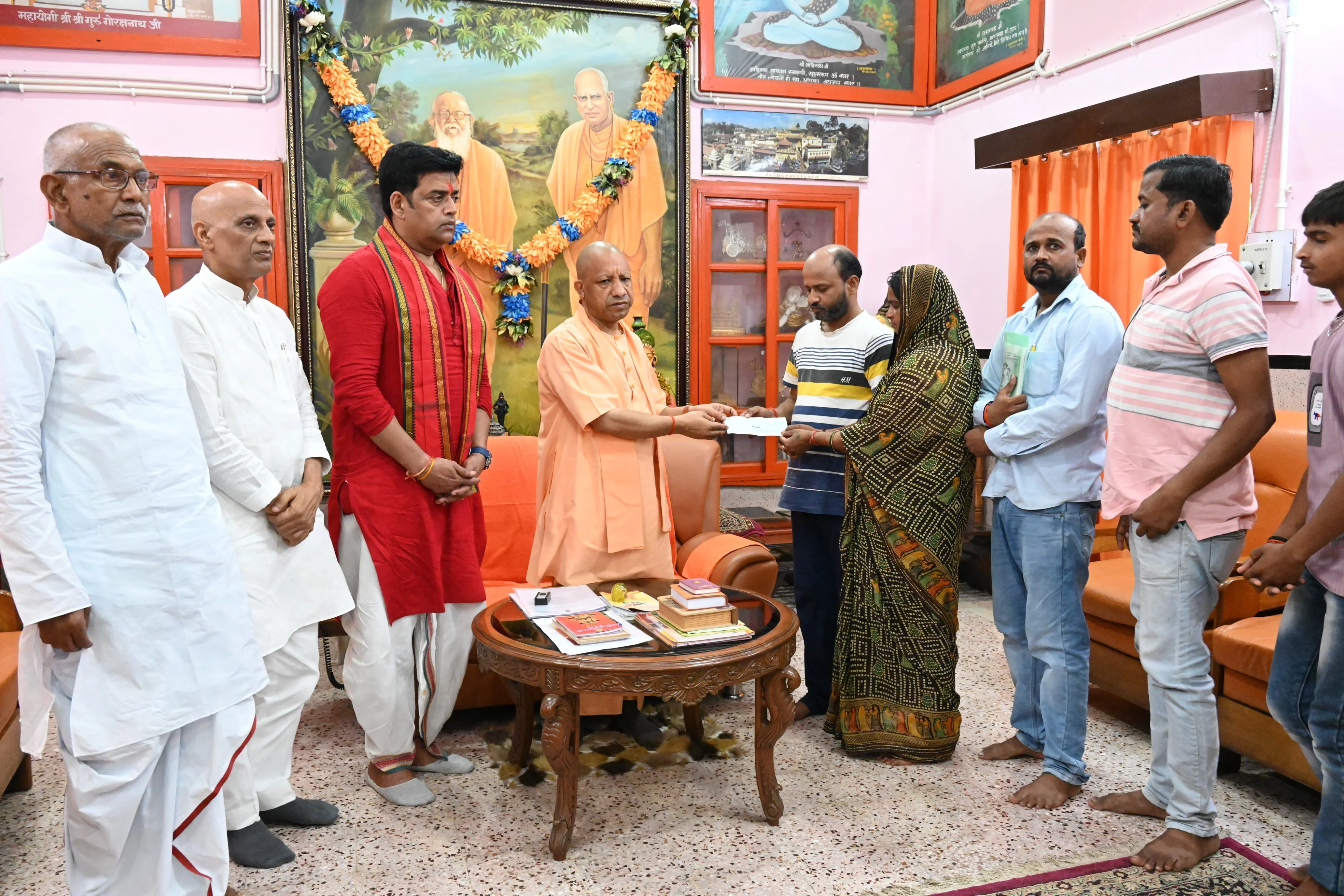 गोरखपुर में मुख्यमंत्री ने मृतक परिवार से मुलाकात कर पांच लाख रुपये का चेक दिया, कहा- कोई अपराधी बख्शा नहीं जाएगा