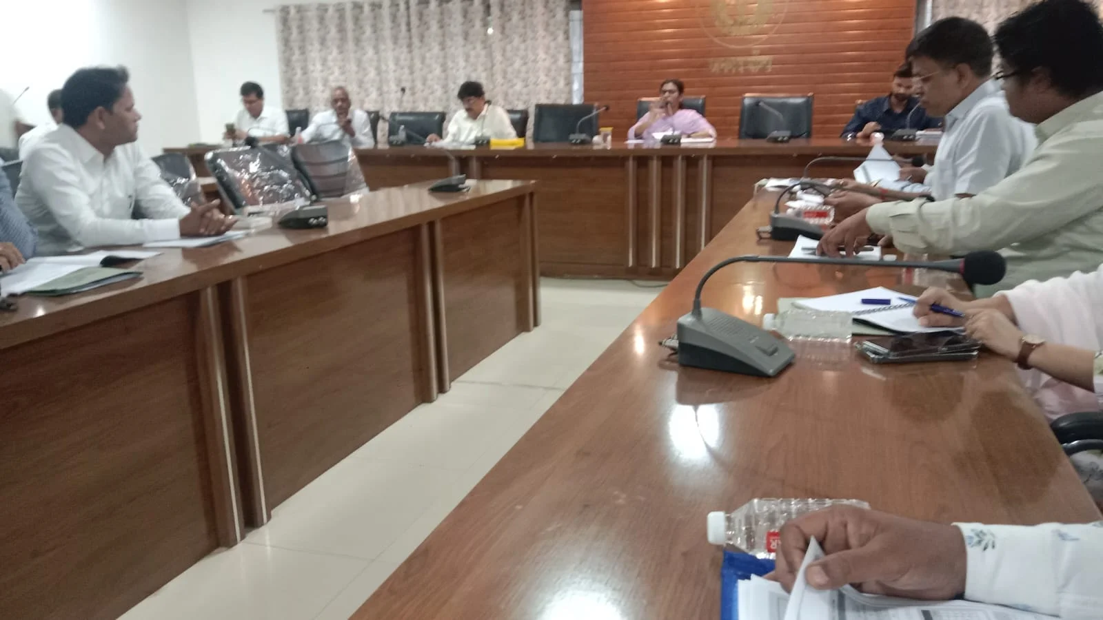 डीएम ने समीक्षा बैठक में अधिकारियों को दिए सख्त निर्देश