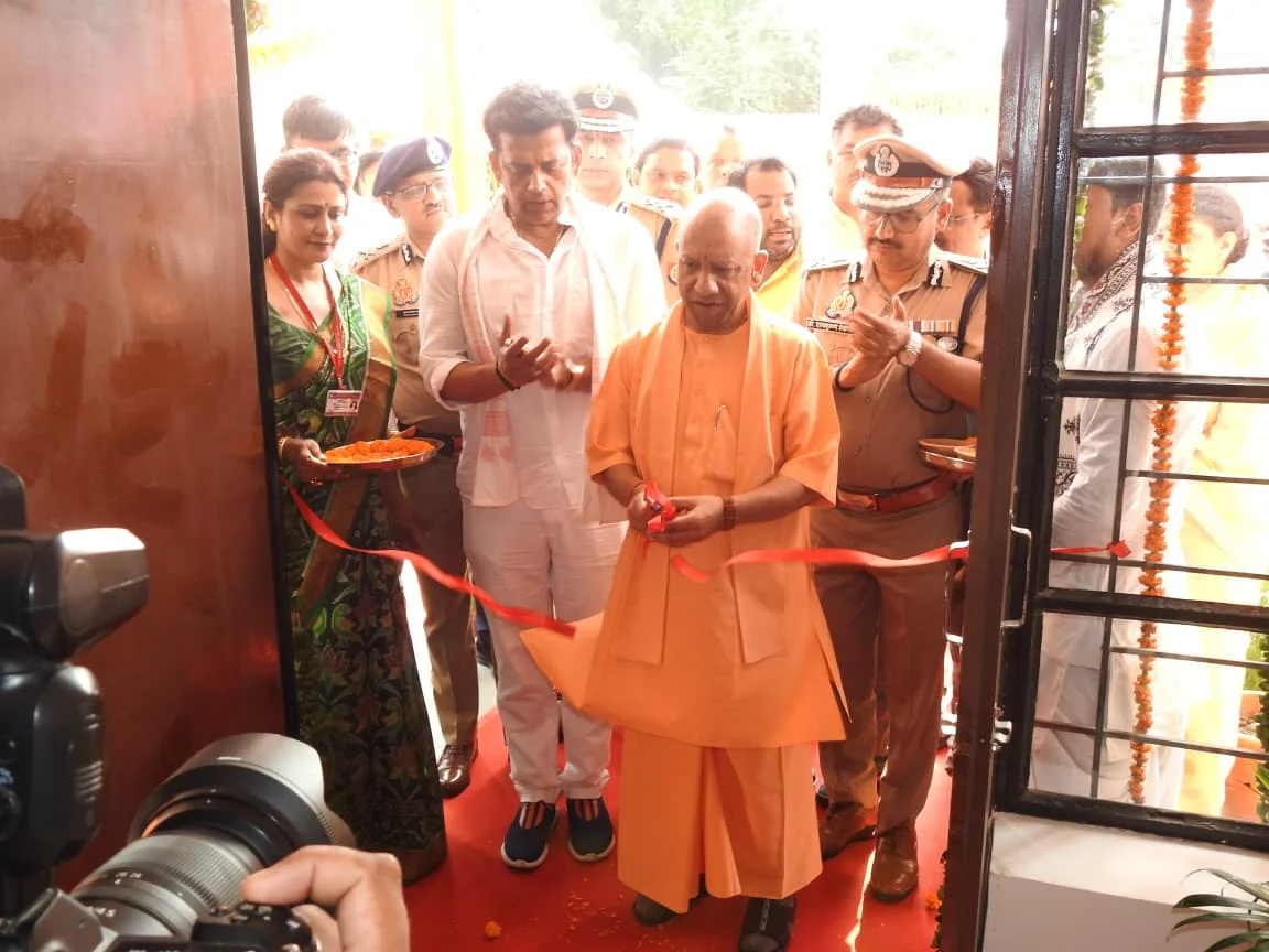 गोरखपुर में सीएम ने किया 11 मंजिला बैरक टॉवर और 30 बेड हॉस्पिटल का लोकार्पण