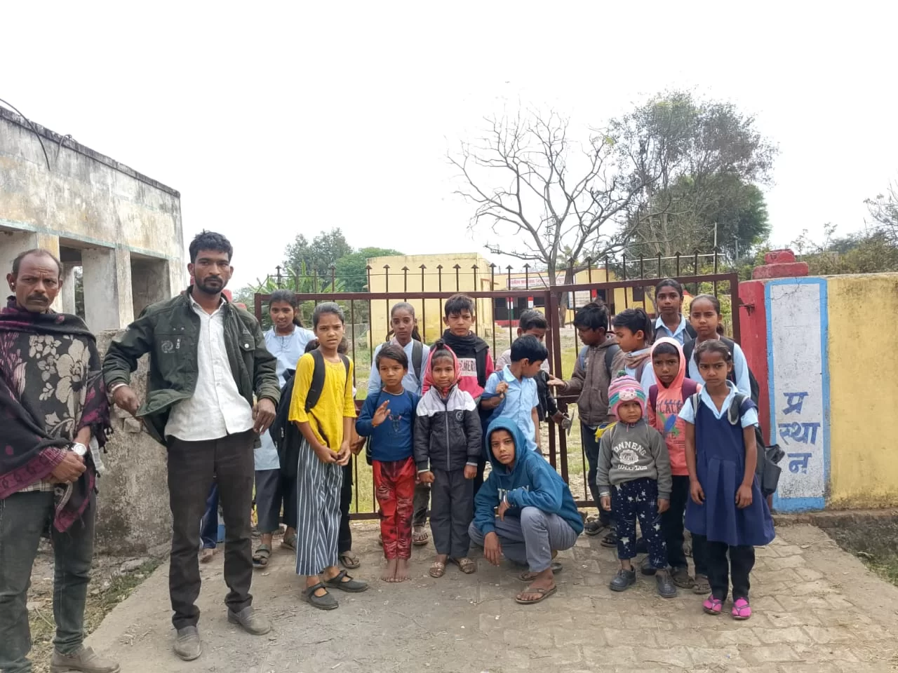 समय पर नहीं खुलता विद्यालय, ग्रामीणों का आक्रोश