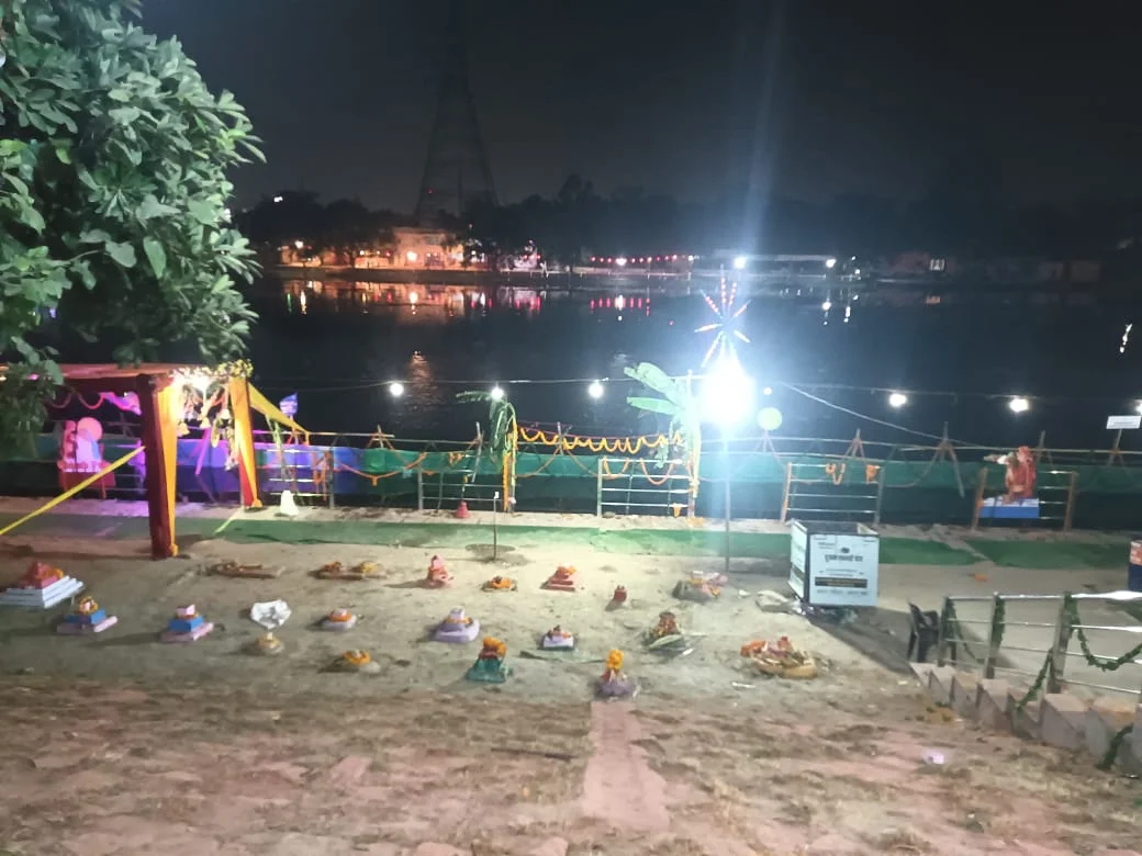सोमवार शाम को हिण्डन नदी के घाटों पर नजर आई पानी की कमी, नगर निगम की लापरवाही से बढ़ सकती हैं श्रद्धालुओं की मुश्किलें