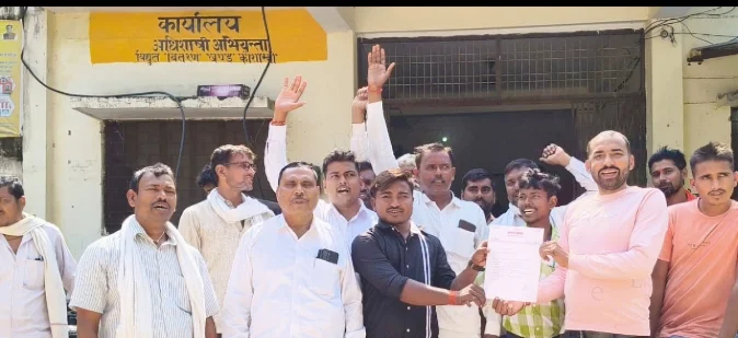 बिजली कटौती से नाराज़ किसानों का मंझनपुर में प्रदर्शन, पांच सूत्रीय मांग पत्र सौंपा