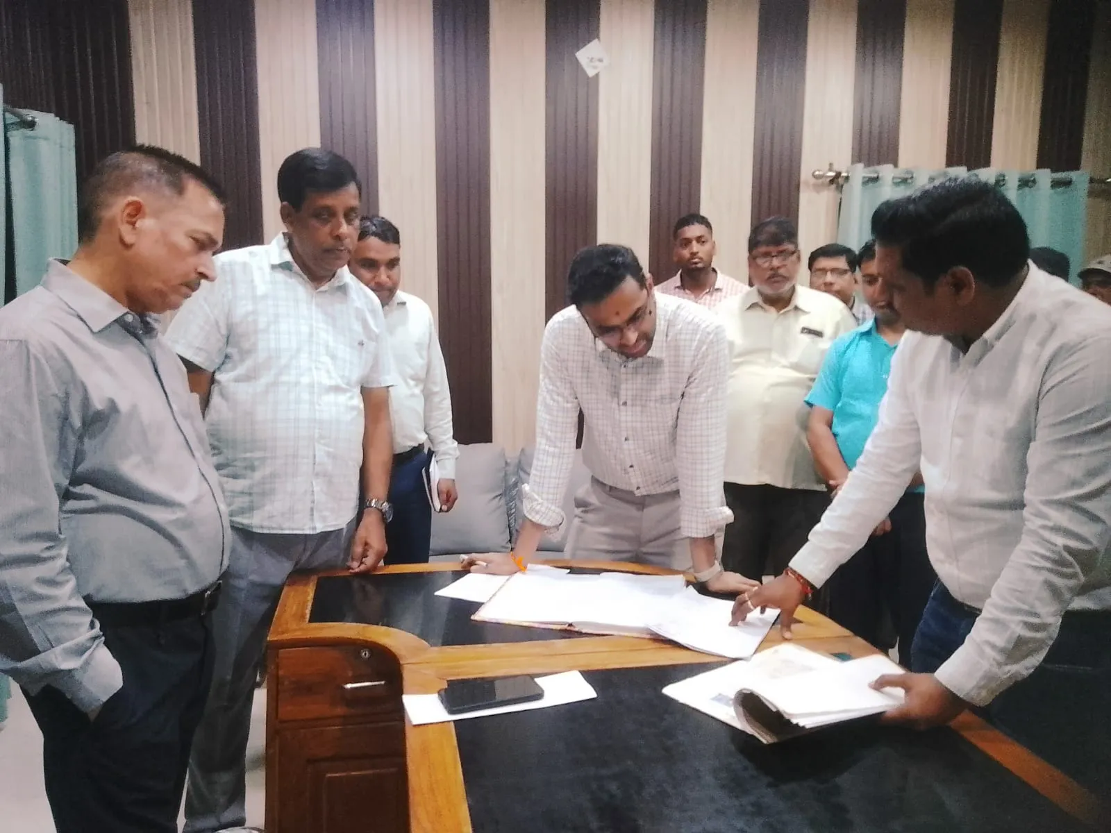 अभिलेखों व पंजिकाओं का मिलान कर पेंशन प्रकरणों की ली जानकारी