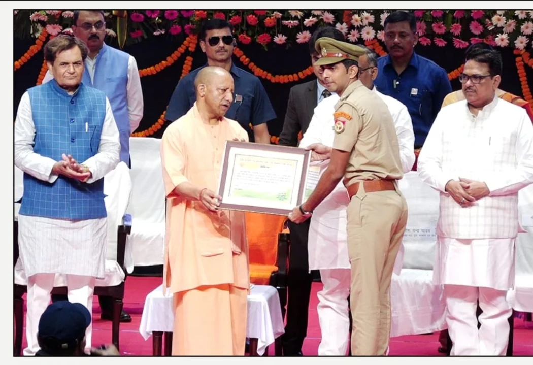 मुख्यमंत्री से सम्मान प्राप्त कर उन्होंने न केवल विभाग बल्कि जनपद बांदा का नाम भी राज्य स्तर पर रोशन किया