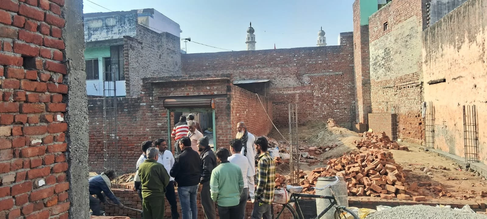 मस्जिद के पीछे हो रहा था अवैध निर्माण