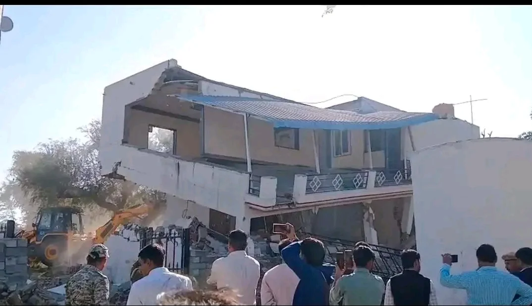 भादवासी गांव में श्रवण की चार अवैध दुकानों पर चला बुलडोजर