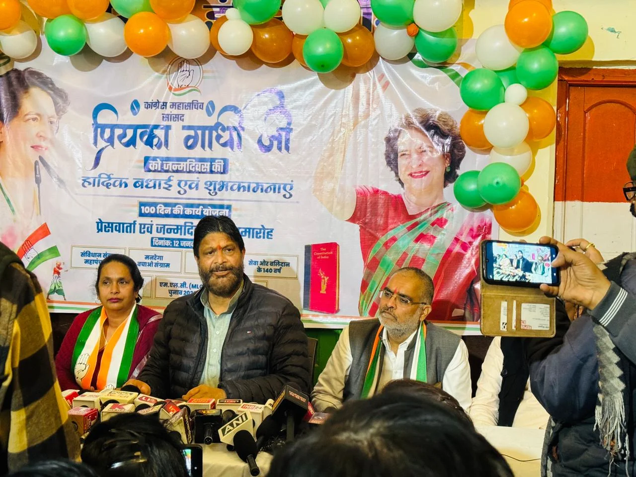 केक काटकर एक-दूसरे को मिठाई खिलाई, केंद्र व प्रदेश सरकार पर साधा निशाना