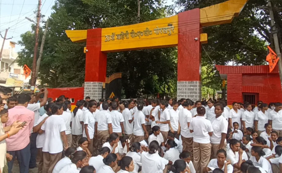बाथरूम में कैमरे, बिजली-पानी की किल्लत