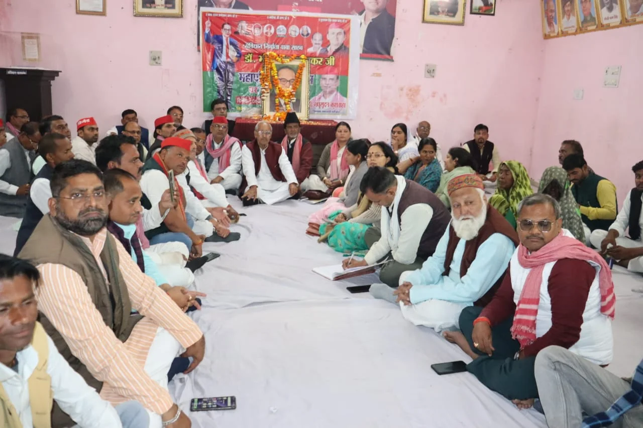 सपाइयों ने अर्पित की श्रद्धांजलि