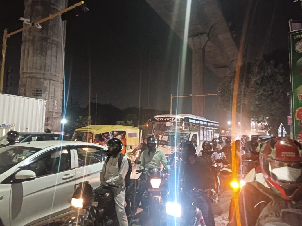 प्रशासन और ट्रैफिक पुलिस की नाकामी से लोगों को घंटों की परेशानी।