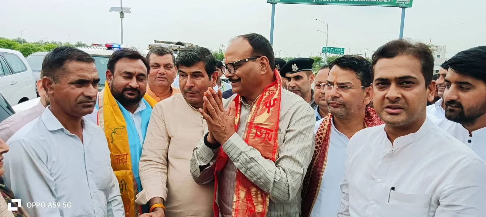 ईस्टर्न पेरीफेरल एक्सप्रेसवे लुहारली पर भाजपा कार्यकर्ताओं ने किया अभिनंदन, सैकड़ों की संख्या में रहे मौजूद