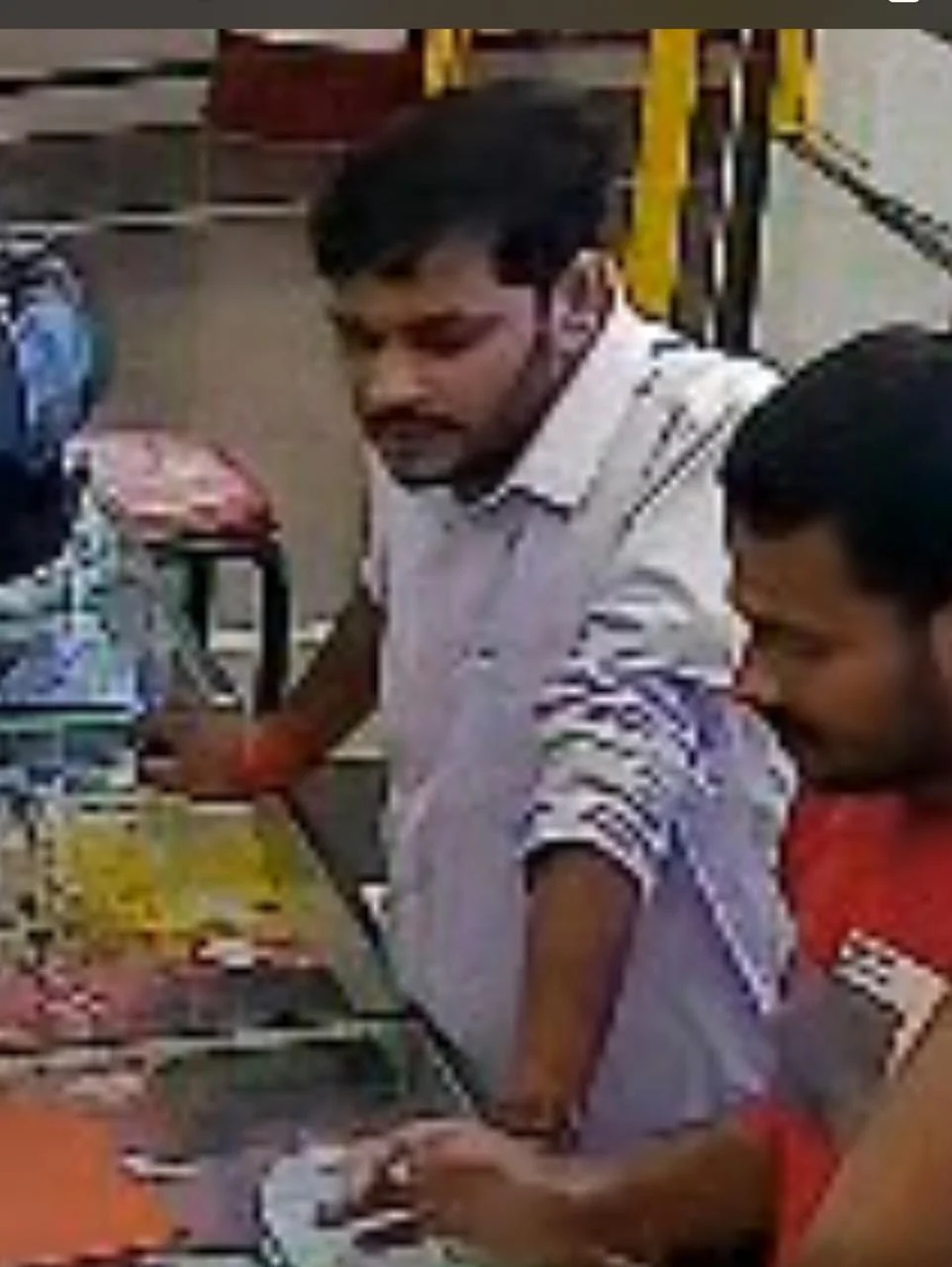 वानी मोबाइल दुकान में देखने के बहाने चोरी, पूरी घटना सीसीटीवी कैमरे में कैद, पुलिस में शिकायत दर्ज