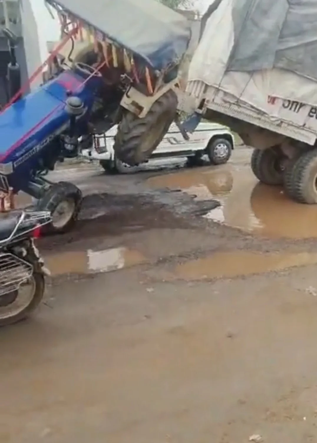 जर्जर सड़क बनी हादसे का कारण