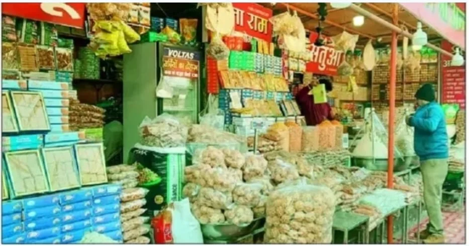 रेवड़ी और गजक की महक से महका बाजार