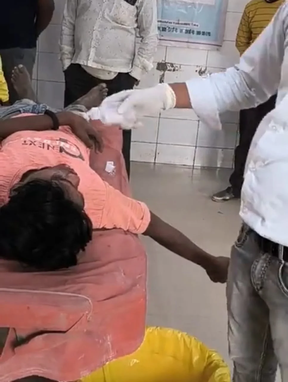 18 वर्षीय किशोर गंभीर रूप से घायल