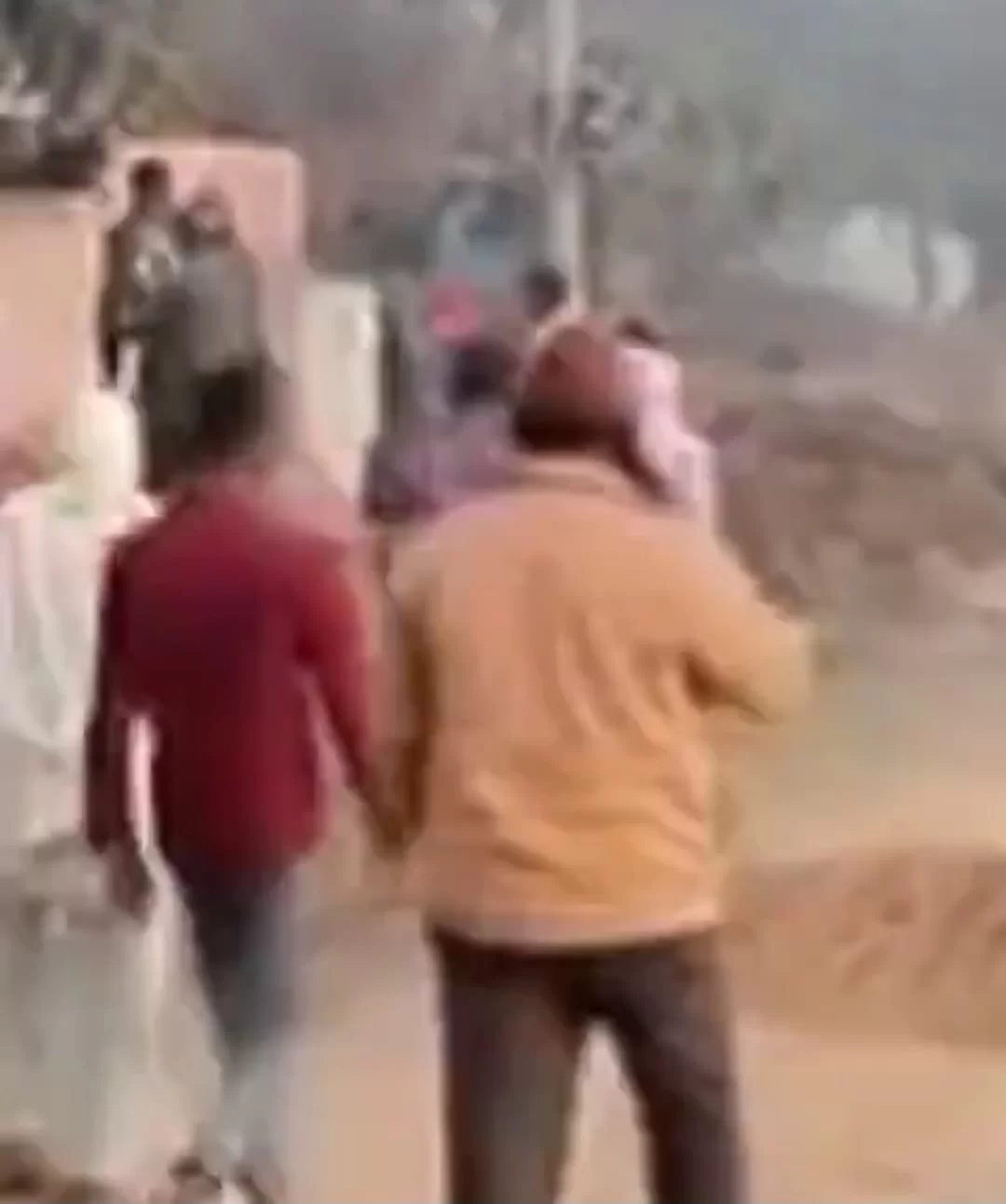 पथराव में दो मजदूर घायल