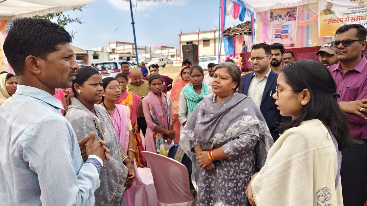 बीजापुरी में काष्ठ शिल्पियों के कार्यों का किया निरीक्षण