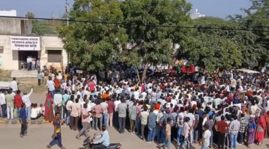 सिरोही।
पिण्डवाड़ा क्षेत्र में प्रस्तावित चुना पत्थर खनन परियोजना को लेकर मंगलवार को ग्रामीणों का गुस्सा सड़कों पर उमड़ पड़ा।