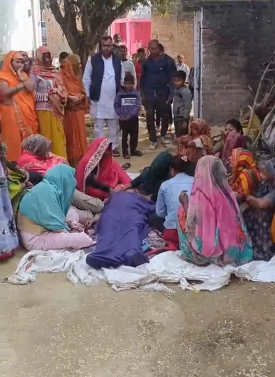 चारा निकालते समय हुआ हादसा, दो घंटे तक दबी रही मां; बेटी ने खोजकर निकाला