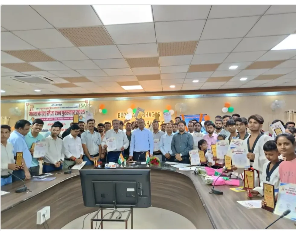 प्रमाण पत्र और शील्ड पाकर सभी खिलाड़ियों के चेहरे खिले