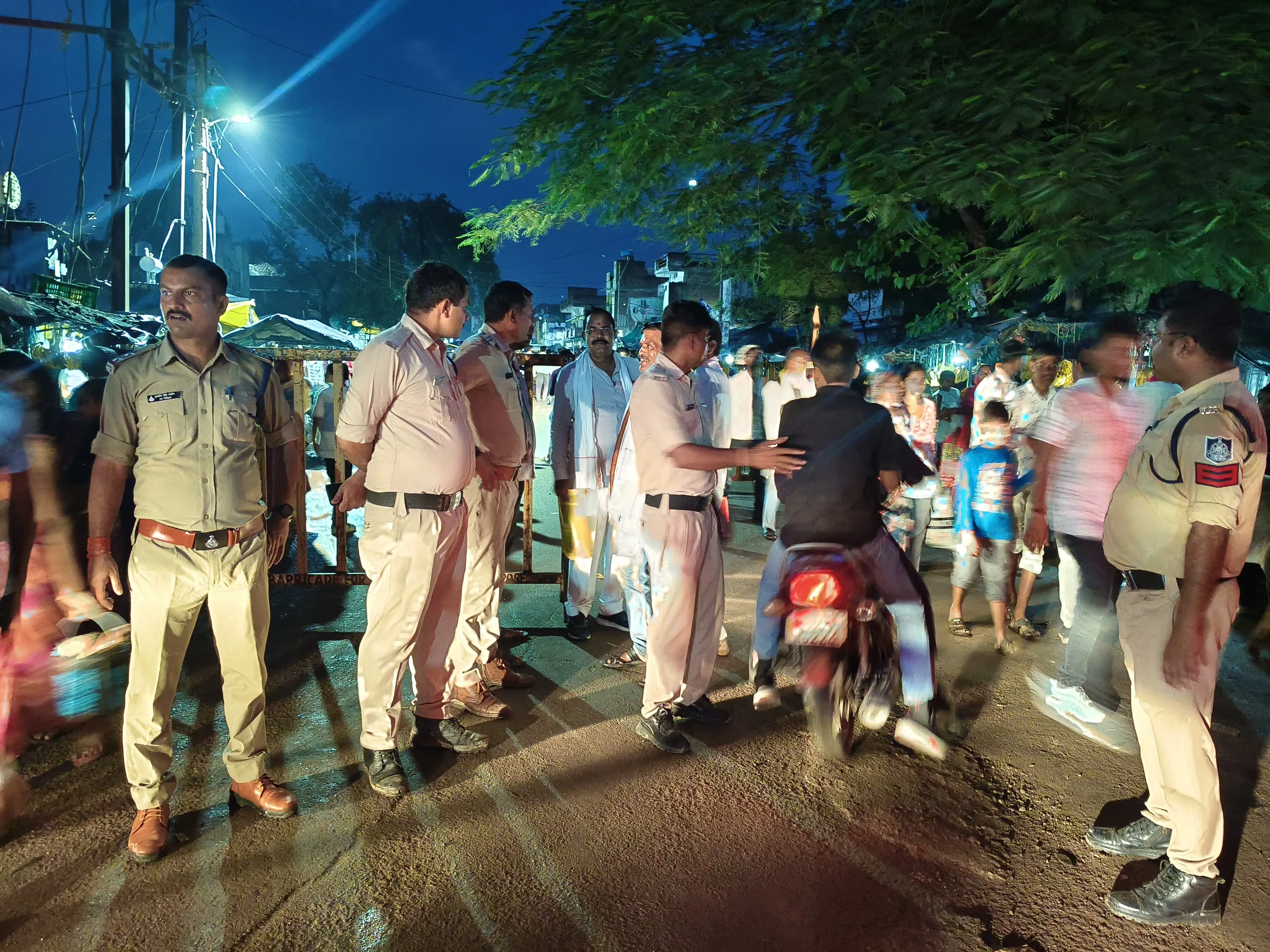आस्था के मेले में सुरक्षा का पहरा जल विहार मेले में पुलिस मुस्तैद