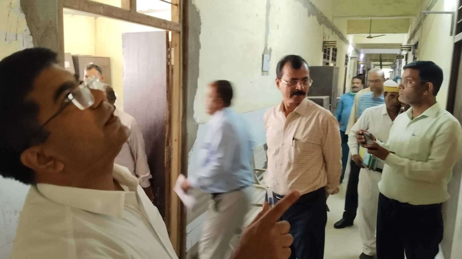 दर्जनों कर्मचारी गायब, वेतन रोकने के आदेश
