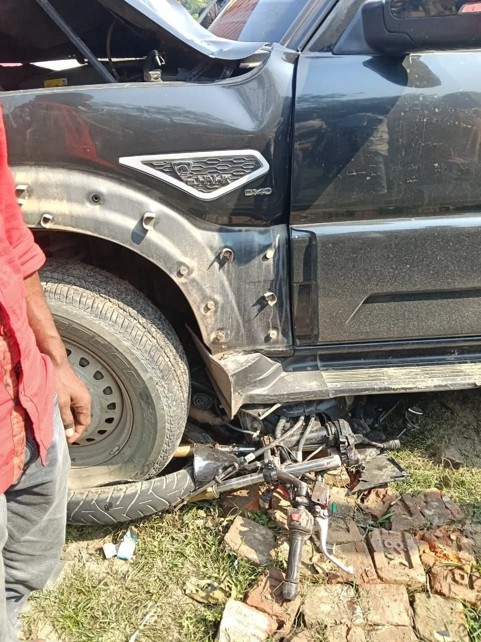 हाईवा ट्रक और स्कॉर्पियो और मोटरसाइकिल में जोरदार टक्कर