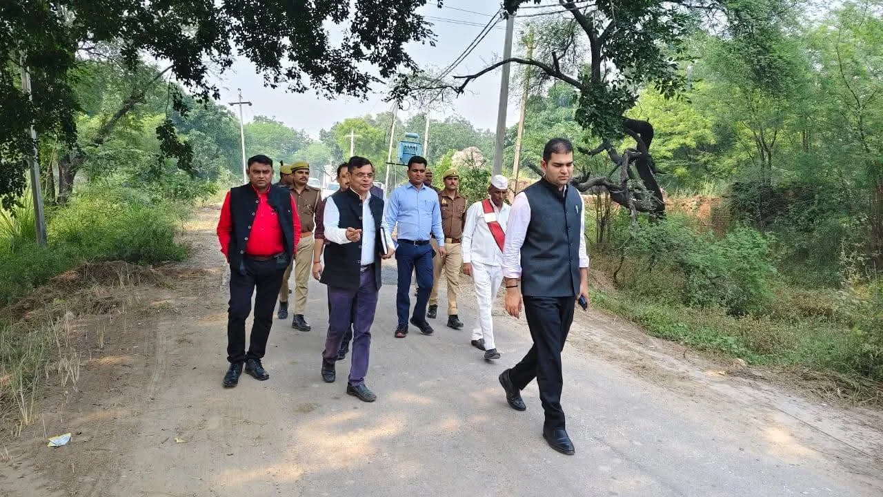 डीएम कौशाम्बी ने किया भगत का पूरा से शाहपुर करारी मार्ग का निरीक्षण, गुणवत्तापूर्ण निर्माण के दिए निर्देश
