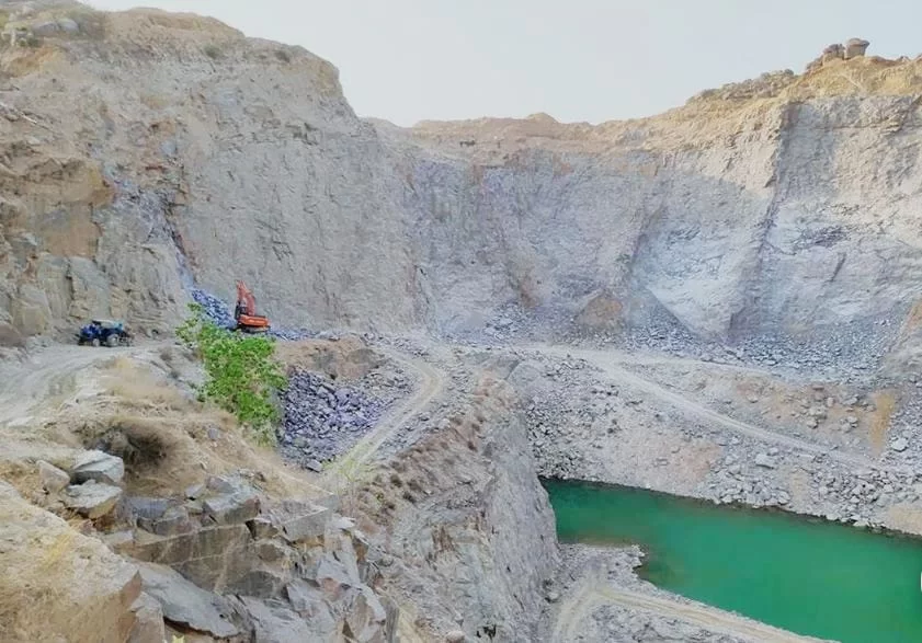 प्रकाश बम्होरी क्रशर खदानो मे बेलगाम हो रहा उत्खनन 250 से 300 फिट गहरे खोद डाले पहाड