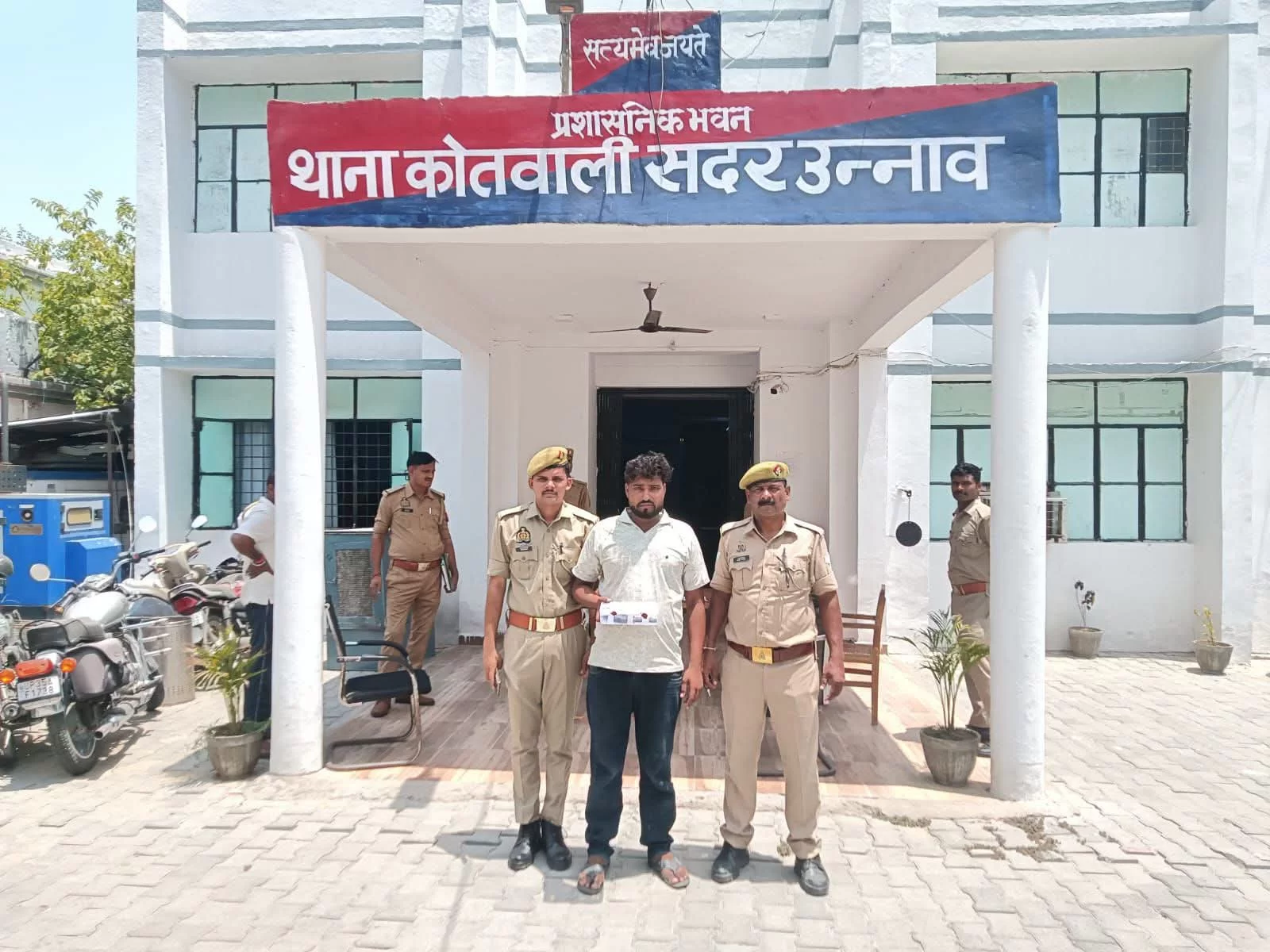 आरोपी के कब्जे से .315 बोर का तमंचा और जिंदा कारतूस बरामद