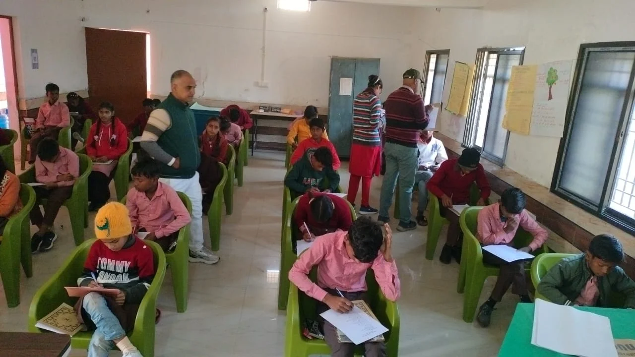 बीआरसी नौगढ़ में आयोजित प्रतियोगिता में टॉप 10 छात्रों को शील्ड व बैग देकर किया गया सम्मानित