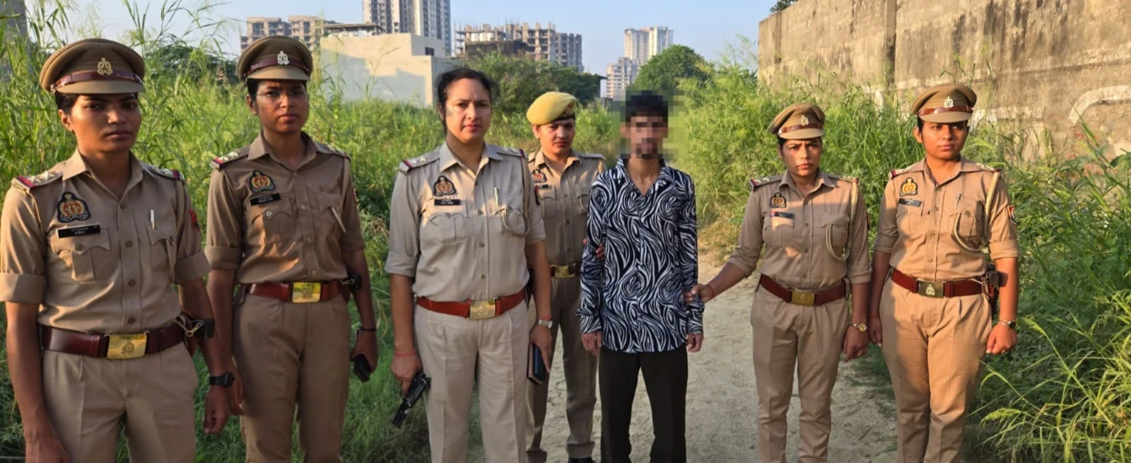 एक बदमाश गोली लगने से घायल, अवैध हथियार, चोरी की बाइक, 25 ATM कार्ड और नकदी बरामद